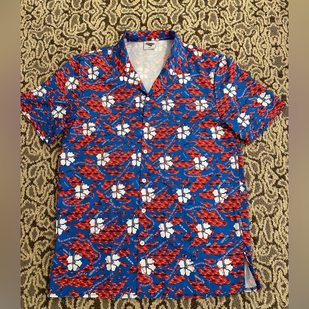 NWOT Veteran’s Day Red White & Blue Hawaiian Button Down Shirt